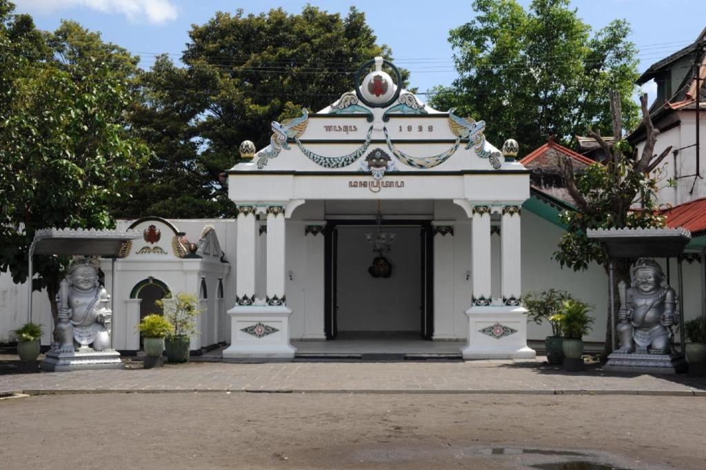 Oyo 90804 Oma Uti Homestay Syariah Yogyakarta Exterior photo